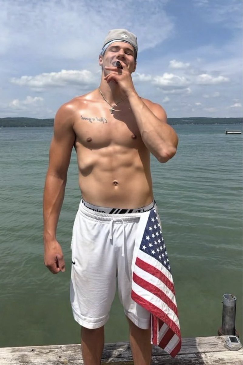 magagodJ's tweet photo. White Boy America https://t.co/h8TcupmkT9