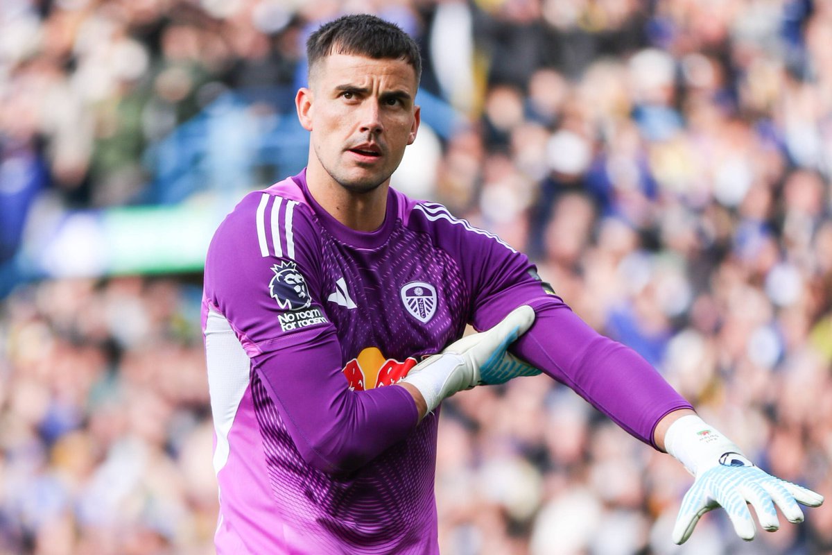 StretfordPaddck's tweet photo. 🚨🧤 JUST IN: Manchester United are close to completing the signing of goalkeeper Karl Darlow on a free transfer with Altay Bayindir expected to leave, per @lauriewhitwell.

The 35-year-old started 22 Premier League games last season and is a free agent after his contract at Leeds expired this summer 📝

#MUFC