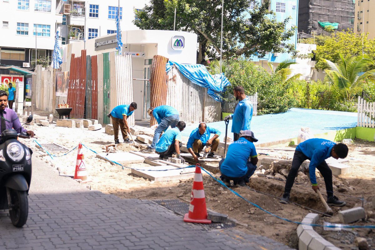 MaleCitymv's tweet photo. މަގުމައްޗަކީ އެންމެންނަށް ރައްކާތެރި، އަމާން، ފަސޭހަތަނަކަށް ހެދުމަށް ފާއިތުވި 6 މަސްތެރޭ ގިނަ މަސައްކަތްތަކެއް ކޮށްފި https://t.co/XuQpX7wKT7 https://t.co/mUt8Sndeut