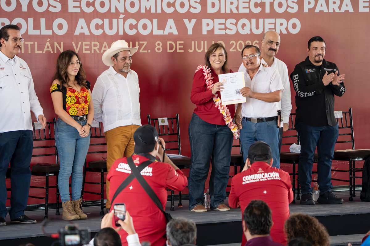gobminatitlan's tweet photo. La gobernadora @rocionahle encabezó la entrega de más de 2 mil 200 apoyos para el sector acuícola y pesquero de la región sur de Veracruz, con una inversión superior a los 9 millones, acompañada por el alcalde Guillermo Reyes Espronceda, 

#UnidadPorElBienDeTodos #Minatitlán https://t.co/r5Czjdc58g