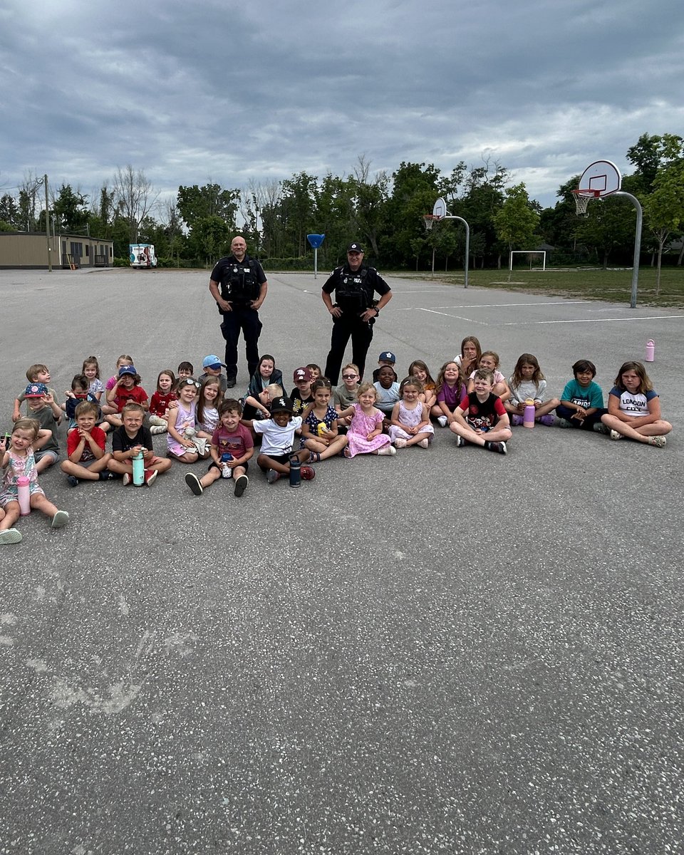 DRPSNorthDiv's tweet photo. Community Safety Starts Young! 🚔👮

North Division officers enjoyed visiting the YMCA Childcare in Beaverton, speaking with children about community safety, answering their questions, and exploring our police cruisers.

#DRPS #CommunitySafety #Beaverton #YMCA 🚔💙 https://t.co/DSWPRXWknk