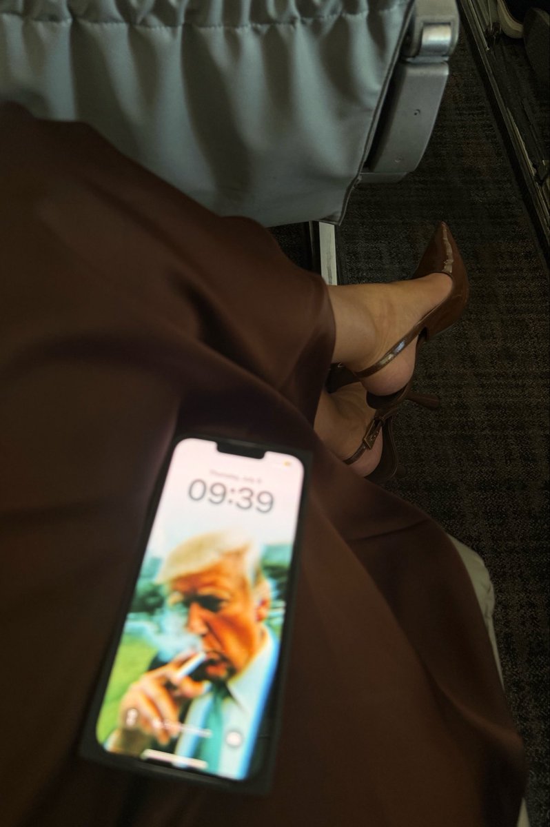 katarinatheG's tweet photo. Landing in California like this 🤣 https://t.co/JXYWnPeD8Z