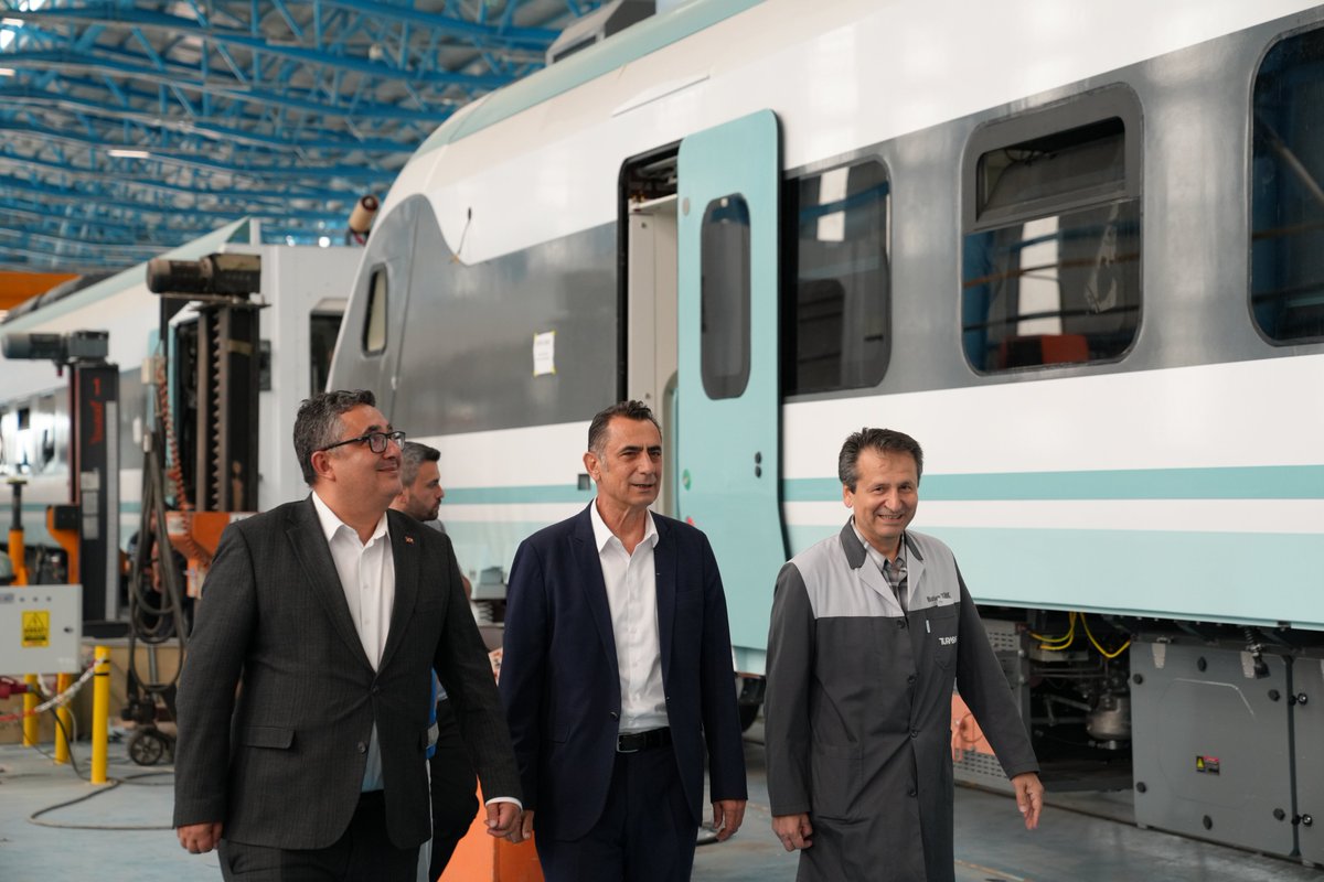 selimkocbay's tweet photo. 🚆​Demiryolu sektöründe yerli ve milli teknoloji hamlemizi daha da ileriye taşımak, geleceğin güçlü Türkiye’sini raylar üzerinde inşa etmek için büyük bir inanç ve kararlılıkla çalışmaya devam ediyoruz.

#TürkiyeHızlanıyor 🇹🇷 https://t.co/xavUK2GGB4