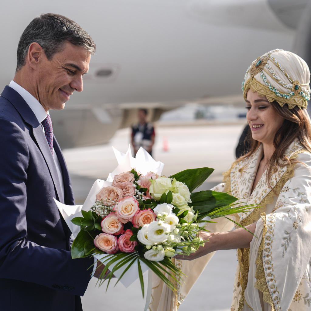 eminpazarci's tweet photo. Sanatçılar, kültür adamları, sendikalar, dernekler, sivil toplum örgütleri neredesiniz?
Çıtınız çıkmadı!
Bunun onda birini başkası yapsa, gündem haline getirmiş, üzerinde tepiniyorlardı...
-Devletin sanatçısı Dilara Karadeniz'e "kız" diye hitap ederek aşağılayıp küçümsedi.
-Anadolu'nun el emeği, göz nuruna dil uzattı.
Bu fotoğrafın altına şunu yazdı:
"Kız bu ne ve niye bizim böyle bir yerel kıyafetimiz yok ki şaka mı"
Berna Laçin gibiler bu ülkede layusel mi?
Sanatçınıza ve kültürünüze sahip çıkamıyor musunuz?