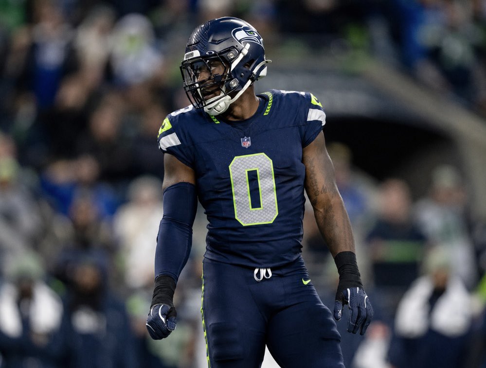 jsnenjoyer's tweet photo. Really all the Seahawks have to do is remove the gray stripe along the front and I think our uniforms are perfectly fine https://t.co/BCzMTaPkTd