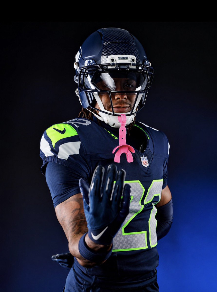 jsnenjoyer's tweet photo. Really all the Seahawks have to do is remove the gray stripe along the front and I think our uniforms are perfectly fine https://t.co/BCzMTaPkTd