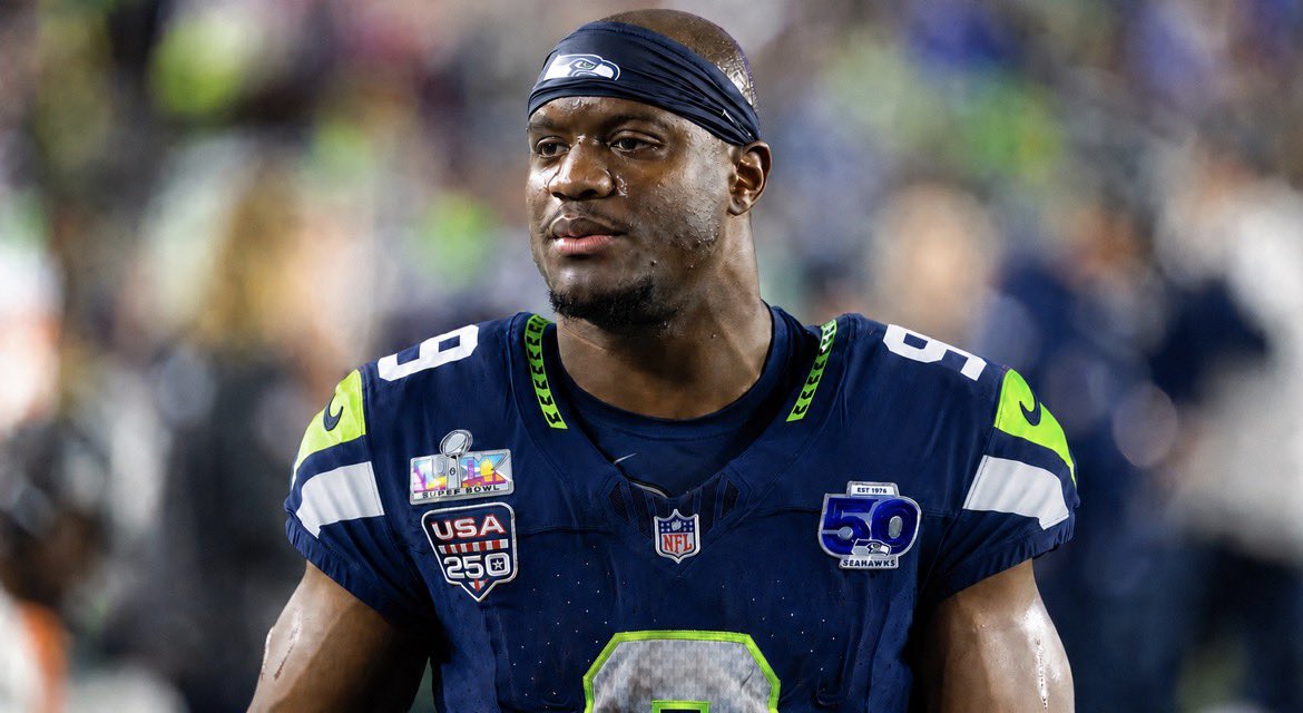 jsnenjoyer's tweet photo. Really all the Seahawks have to do is remove the gray stripe along the front and I think our uniforms are perfectly fine https://t.co/BCzMTaPkTd
