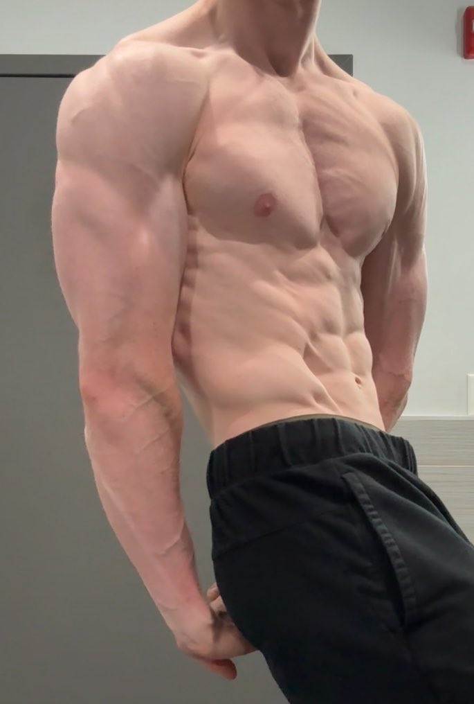 keygenraver's tweet photo. going from left to right is hell. dues will bulk talking abt "im gonna look so dope in 1.5yrs". god help me. https://t.co/H7ZktHBSBU