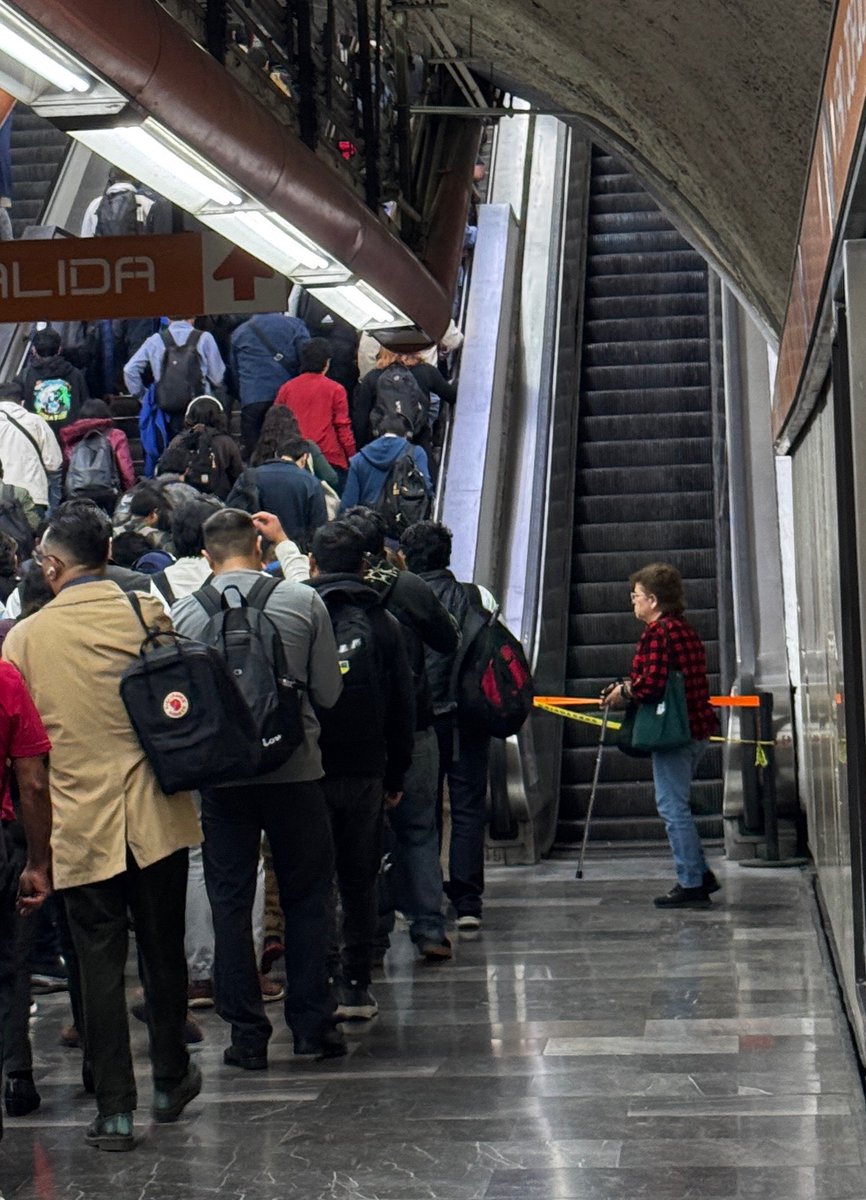 HalloweenSalem2's tweet photo. La estación San Joaquín de la línea 7 del metro, representa perfectamente el "humanismo mexicano" que pregona la 4T.

@ClaraBrugadaM  presumiendo candelabros de 56 k y faroles de 4 k mientas gente de la 3a edad y con discapacidad sufren por las escaleras eléctricas descompuestas. https://t.co/rN8Q4eLLdx