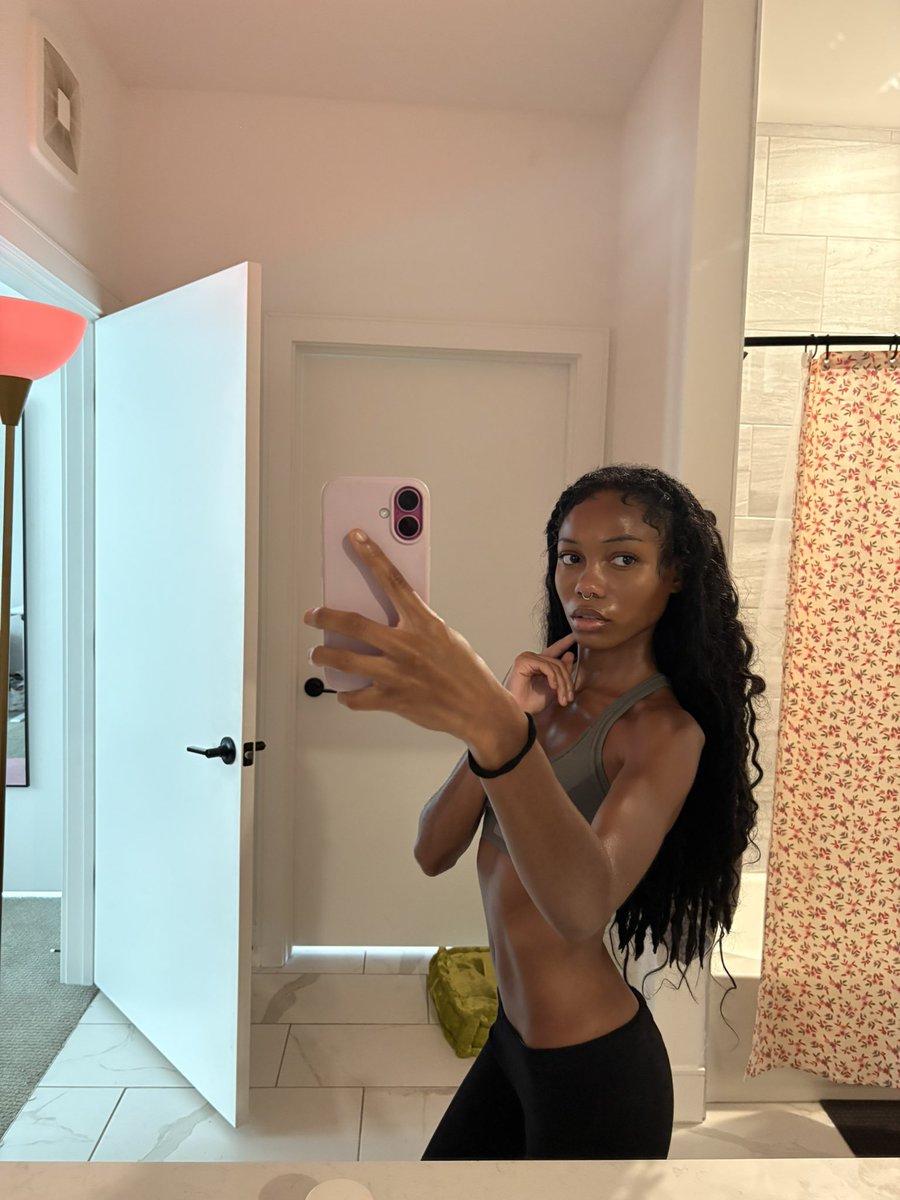 sp0ilednrude's tweet photo. needy wallet 4 me :p https://t.co/vxB10nYJuk