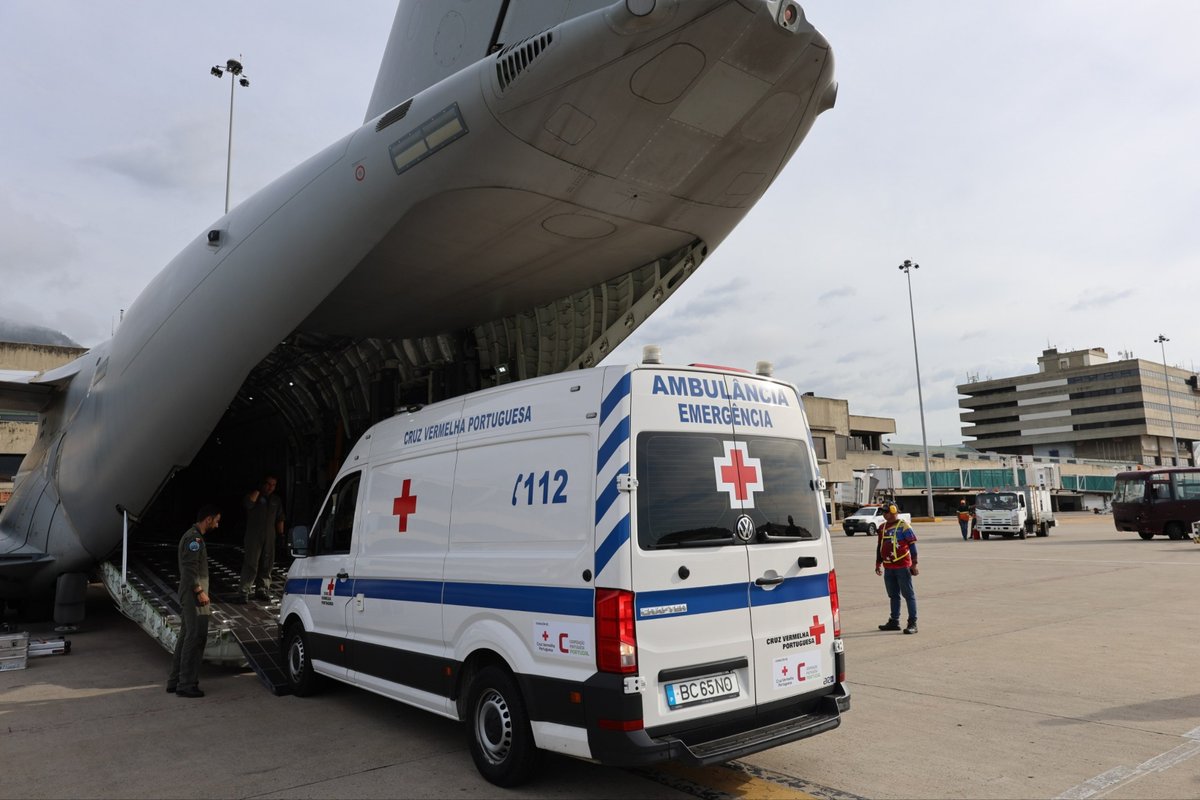 avnve's tweet photo. #Gobierno || Venezuela recibe otras 21,9 toneladas de ayuda humanitaria de Portugal

La asistencia incluye dos ambulancias  equipadas, donadas por la Cruz Roja Portuguesa, insumos de higiene  personal, herramientas y equipos destinados a las labores de remoción de  escombros, así como recuperación en zonas afectadas.

➡️https://t.co/NUPc6jJEW9