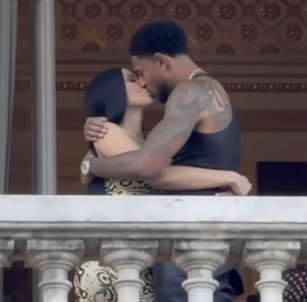 Goldni_'s tweet photo. Cardi B and Nigerian goalkeeper Maduka Okoye kissing on a balcony https://t.co/boF1U4giAZ