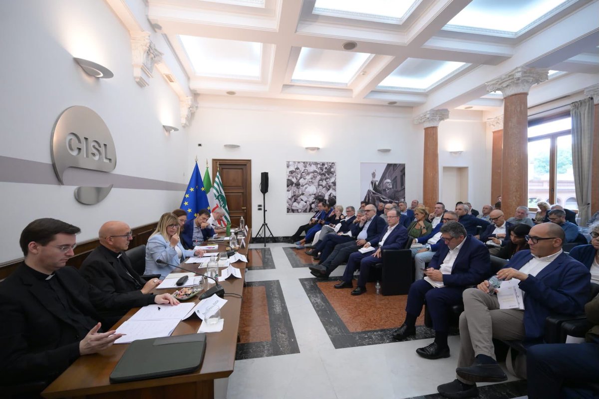 CislNazionale's tweet photo. #DanielaFumarola conclude Esecutivo su Magnifica Humanitas: «L'enciclica richiama l'urgenza di non lasciare la costruzione del futuro a poche oligarchie, a pochi poteri senza volto. Questa indicazione si lega in modo potente alla storia e alla proposta della Cisl. Se non c'è partecipazione la tecnologia si fa tecnocrazia, e i lavoratori la subiscono. La partecipazione non rallenta l'innovazione: la rende più forte, perché la radica nella conoscenza concreta di chi lavora. Per questo il sindacato deve essere all'altezza. Deve studiare, formare i propri quadri, entrare nel merito, saper leggere dati, modelli organizzativi, impatti sociali. Serve una rappresentanza capace di negoziare la modernità»
#MagnificaHumanitas #Cisl #Partecipazione #Sindacato