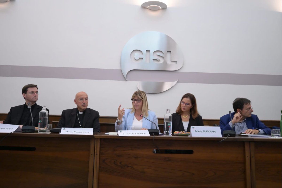 CislNazionale's tweet photo. #DanielaFumarola conclude Esecutivo su Magnifica Humanitas: «L'enciclica richiama l'urgenza di non lasciare la costruzione del futuro a poche oligarchie, a pochi poteri senza volto. Questa indicazione si lega in modo potente alla storia e alla proposta della Cisl. Se non c'è partecipazione la tecnologia si fa tecnocrazia, e i lavoratori la subiscono. La partecipazione non rallenta l'innovazione: la rende più forte, perché la radica nella conoscenza concreta di chi lavora. Per questo il sindacato deve essere all'altezza. Deve studiare, formare i propri quadri, entrare nel merito, saper leggere dati, modelli organizzativi, impatti sociali. Serve una rappresentanza capace di negoziare la modernità»
#MagnificaHumanitas #Cisl #Partecipazione #Sindacato