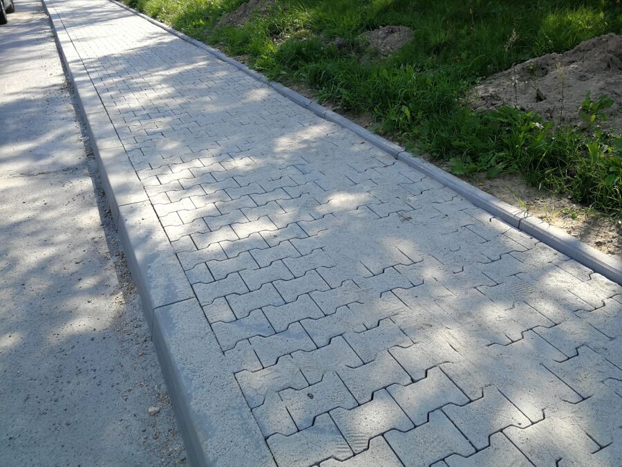 krakow_pl's tweet photo. #Krakow #UlicaKadecka #RemontChodnika #ChodnikKadecka #ZDMK
Do końca miesiąca na ul. Kadeckiej (Dzielnica V Krowodrza) prowadzone będą prace związane z naprawą ciągu pieszego. W czasie robót piesi muszą liczyć się z lokalnymi utrudnieniami. Zarząd Dróg Miasta Krakowa prosi o zachowanie ostrożności i stosowanie się do tymczasowego oznakowania.
📷 Zarząd Dróg Miasta Krakowa