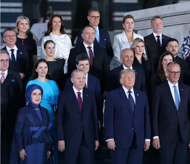 ACHocagil's tweet photo. Lideri Hekime Emanet Etmek Yetmez; Hekimliğin Aklına da Emanet Etmek Gerekir...
Ankara’daki NATO Zirvesi’nde küçük gibi görünen ama aslında çok şey söyleyen bir ayrıntı vardı: Bazı dünya liderleri yoğun diplomasi trafiği içinde sabah sporlarını aksatmadı.

Mesele sadece “spor kültürü” değil. Bu, lider sağlığının nasıl yönetildiğiyle; koruyucu hekimliğin, performans tıbbının ve yakın sağlık ekibinin devlet protokolü içindeki ağırlığıyla ilgilidir.

“Beni Türk hekimlerine emanet ediniz” sözü elbette tarihsel ve sembolik değerini korur. Ama bugün şu soruyu sormak gerekir:

Bir lideri hekime emanet etmek, onu yalnızca hastalandığında tedavi etmek midir; yoksa sağlığını, hareketliliğini, dayanıklılığını ve kamusal performansını bilimsel bir disiplinle korumak mıdır?

Devlet yönetiminde sağlık da bir kapasite meselesidir. Lider sağlığı, tesadüfe, protokole veya imaja bırakılamayacak kadar stratejik bir alandır.

 @Ahmet_Davutoglu 
Archie Brown Mason Greenwood Mağduruz SeçimeBırakma #Hud112 Antalya'da 18
Fikstür Galatasaray - Fenerbahçe L'Equipe
#çeyrekaltın Epstein  Emine Erdoğan 
İçişleri Bakanı Mustafa Çiftçi