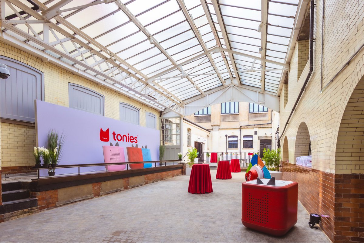 SCM_Events's tweet photo. Three immersive children’s bedrooms. A live global webcast. Investors flying in from around the world. For @tonies_UK’s Capital Markets Day, the Smith Centre became an immersive brand experience. From presentations to product showcases and networking, every space was transformed. https://t.co/Bi4qVLb5Sl