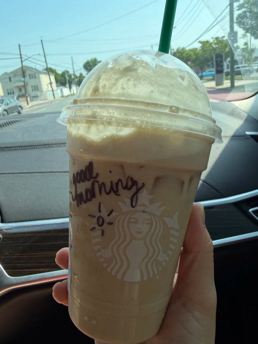 minnmandu's tweet photo. Grabbed a Frappuccino on the way. It was pretty hot outside, and the first sip instantly made me feel better. https://t.co/tBK9wM3O8T