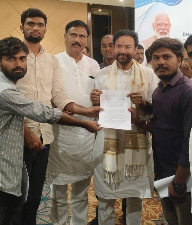 Raghavaamme's tweet photo. #siddapur డంపింగ్ యార్డ్ అంశంపై ముఖ్యమంత్రి గారికి లేఖ రాస్తానని, బాధితులకు అండగా ఉంటానని కేంద్ర మంత్రి @kishanreddybjp గారు హామీ ఇవ్వడం ఆశాజనక పరిణామం 🙏. ప్రజల గొంతు వినిపించే వరకు పోరాటం కొనసాగుతుంది. #SaveSiddapur #RevokeGO641
#srivardanreddy
@BJP4Telangana https://t.co/Goo1pfPJV2