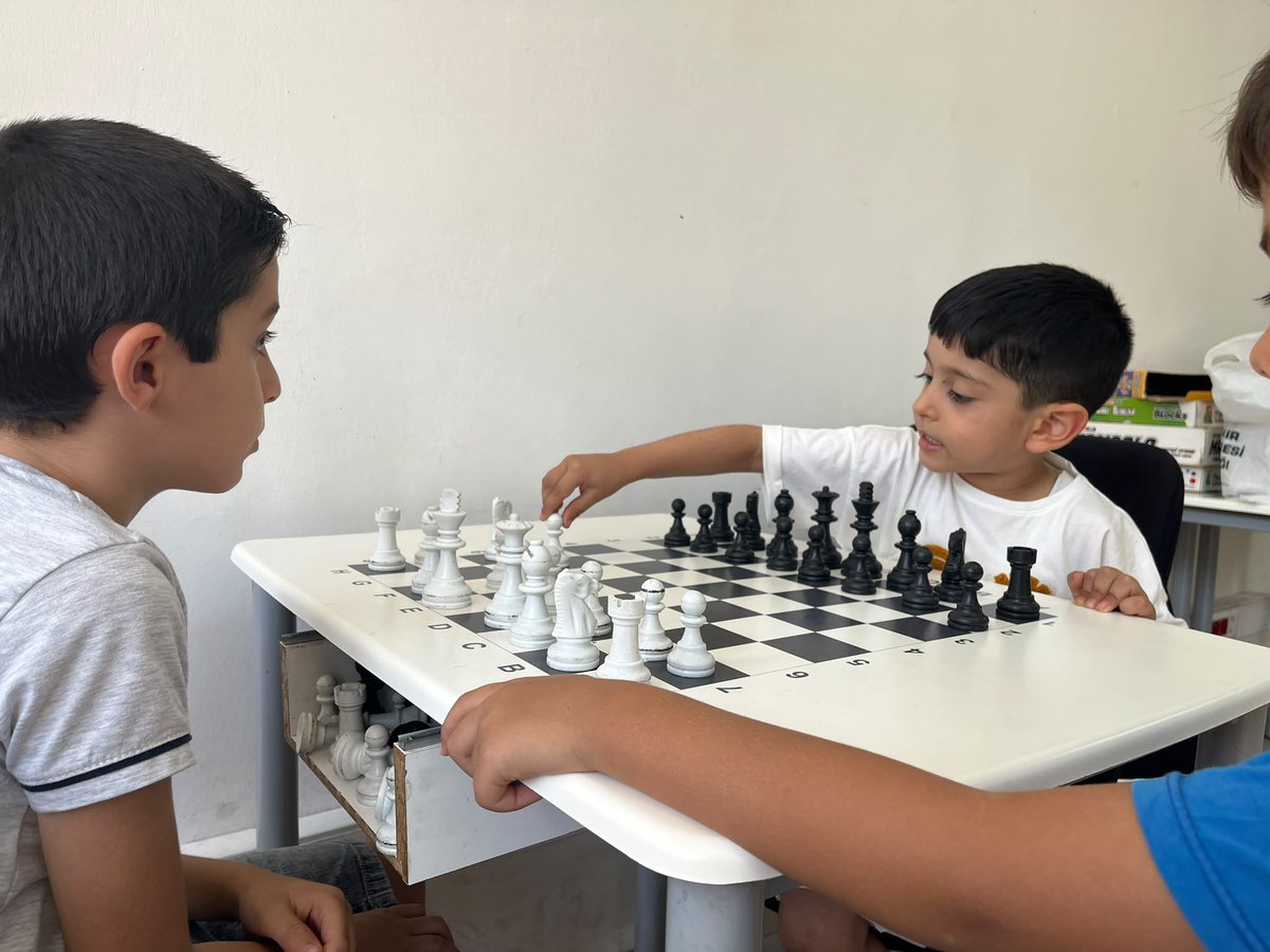 GSB_SurGM's tweet photo. GSB Yaz Kulübü tüm enerjisiyle başladı! ☀️

Zekâ Oyunları Atölyemizde eğlence, strateji ve heyecan dolu etkinlikler sizleri bekliyor. Haydi, bu yazın keyfini birlikte çıkaralım! https://t.co/MgVcItmIgE