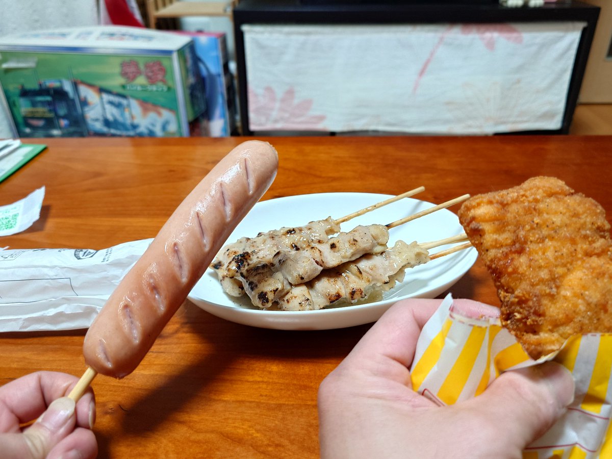 asa310asa's tweet photo. 普通のサラリーマンなんていくら頑張っても年収500〜600万代が限界なのに何を求めてくるんだろ。

生きて行く為に軸を決めないとだよね。
　
おれは20代ギリで家とバイクと決めてがむしゃらに働いてきた。

バイク仲間には感謝しかない😙

誕生日はファミマで豪遊させて頂きました☺️🙏 https://t.co/NweGoRrIkc