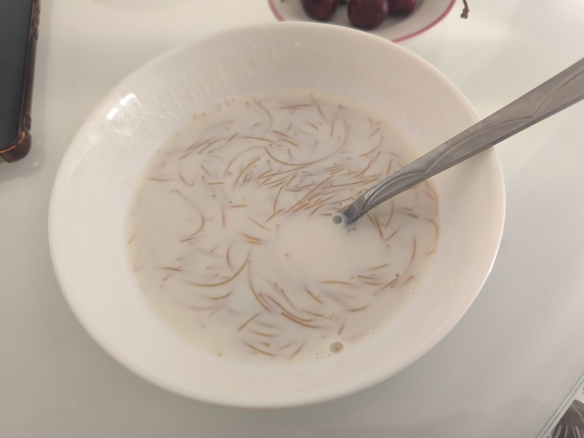 notmerry25's tweet photo. got my mum to teach me how to make it, there's a little too much milk but it's still good 🤤🤤 https://t.co/iPgi9vXuj4