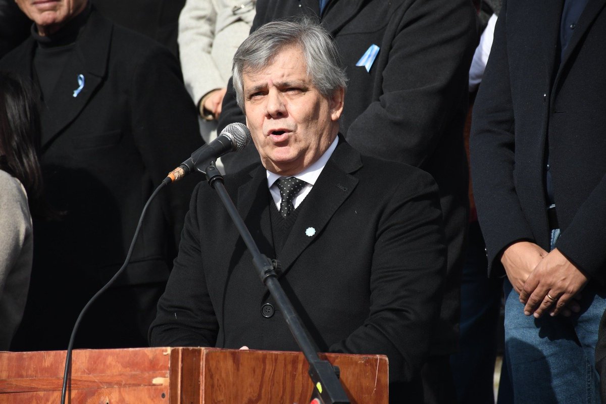 MuniChivilcoy's tweet photo. 🇦🇷 Chivilcoy conmemoró el 210° aniversario de la Declaración de la Independencia

Con un emotivo acto y el tradicional desfile cívico, la comunidad celebró un nuevo aniversario de la Declaración de la Independencia.

El intendente Guillermo Britos convocó a dejar de lado las diferencias y trabajar unidos por las necesidades de Chivilcoy, la provincia y el país, mientras que el Dr. Horacio Vero invitó a reflexionar sobre el compromiso de "hacer patria" todos los días, priorizando el diálogo, la solidaridad y el bien común.

La ceremonia contó con una destacada presentación de agrupaciones folklóricas e instituciones educativas, que interpretaron la zamba "Al Jardín de la República" y la chacarera doble "Para cantar he nacido", en homenaje a la gesta de 1816.

El acto culminó con el tradicional desfile de abanderados, escoltas, colectividades, fuerzas de seguridad e instituciones de la comunidad, que acompañaron esta fecha tan significativa para todos los argentinos.

¡Viva la Patria! 🇦🇷

https://t.co/c53yMTtxAr