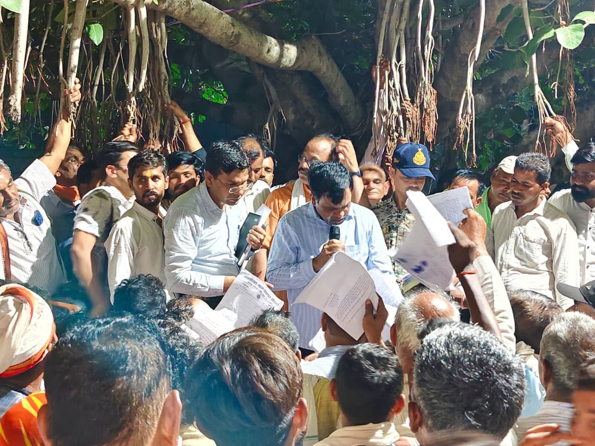 RewaCollector's tweet photo. ➡️ कलेक्टर नरेंद्र कुमार सूर्यवंशी ने बरगद के नीचे गांव कूड़ी में लगाई चौपाल 

➡️ नाॅन एसी बस से अधिकारियों के साथ कलेक्टर पहुंचे दूरस्थ गांव कूड़ी

➡️ कलेक्टर ने रात चौपाल में आम जनों की सुनी समस्यायें

RM: https://t.co/u7PqYfIxwd

#JansamparkMP #Rewa #रीवा https://t.co/ivOneojQVo