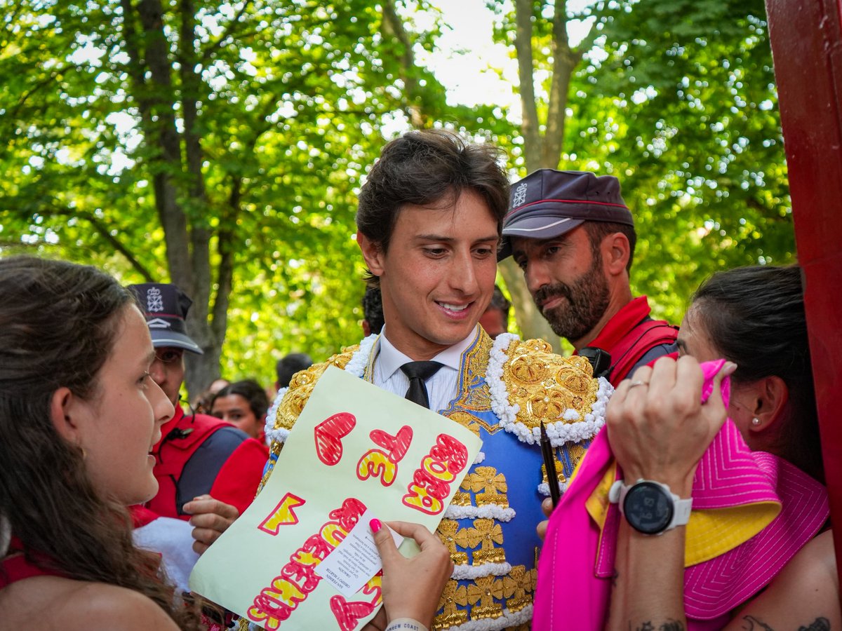 RocaRey's tweet photo. ❤️🔥 ¡Arranca la tarde en PAMPLONA!

Da comienzo la corrida con un grandísimo ambiente en los tendidos. “No hay billetes” para vivir una gran tarde de toros de San Fermín

Roca Rey lidiará en 2º y 5º lugar con astados de Victoriano del Río https://t.co/Oo2bbrPwUn