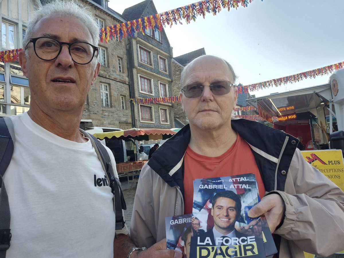 EMLannion's tweet photo. Sur les panneaux d'affichage comme au marché, nos militants à pied d'œuvre à #Lannion pour soutenir la candidature de @GabrielAttal à l'élection présidentielle.
@AttalPresident_ c'est la force d'agir au service de valeurs et de convictions, pour donner un avenir à notre jeunesse. https://t.co/O5jbsS9p75