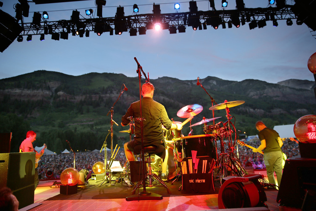 PearlJam's tweet photo. Playing in thin air. 10 years ago at The Ride Festival. 🚠🏔️🌲🎸

📸: Karen Loria https://t.co/mBOd1qQOgl