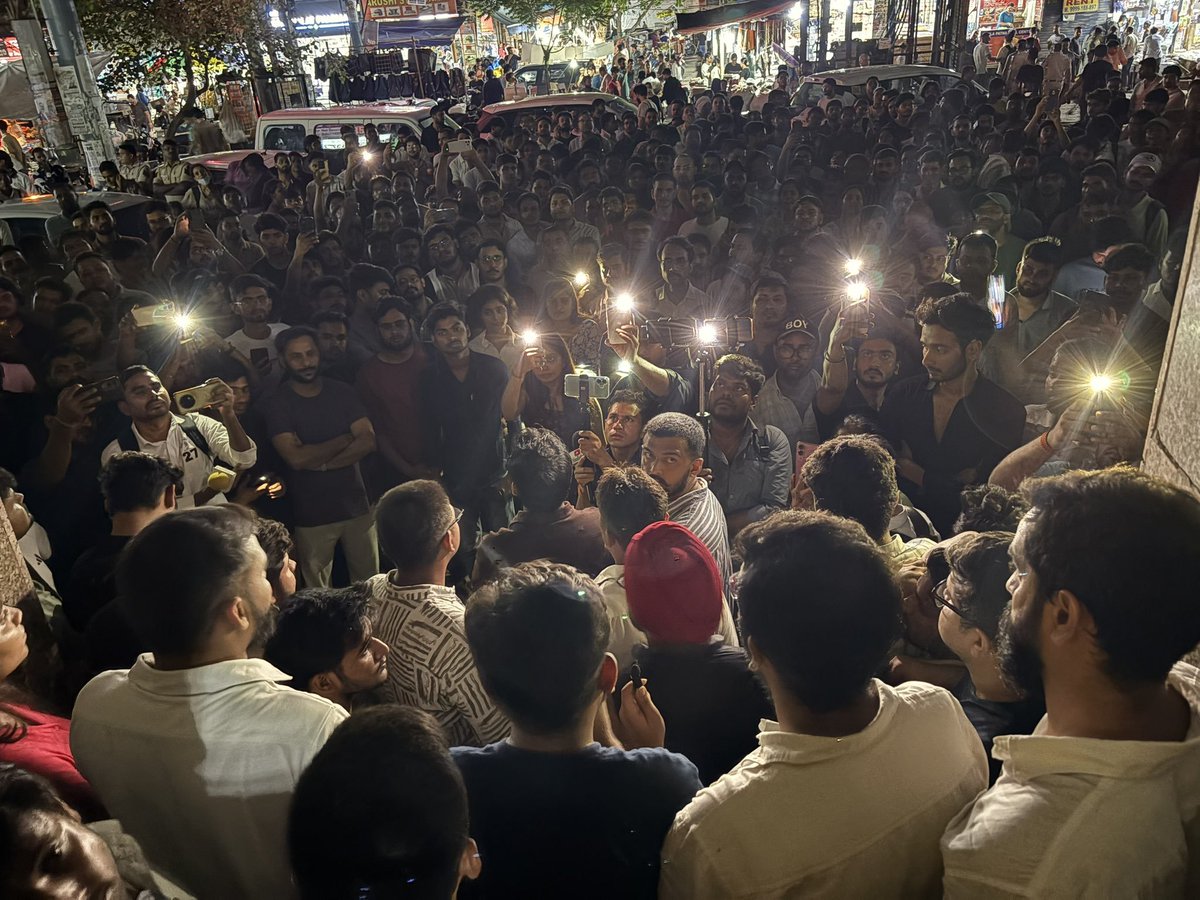 CJP_for_India's tweet photo. A small corner meeting with UPSC and SSC aspirants at Mukherjee Nagar. 

Students across fields will unite to seek accountability from the govt.

Education minister must resign! https://t.co/UbAIFzsesQ