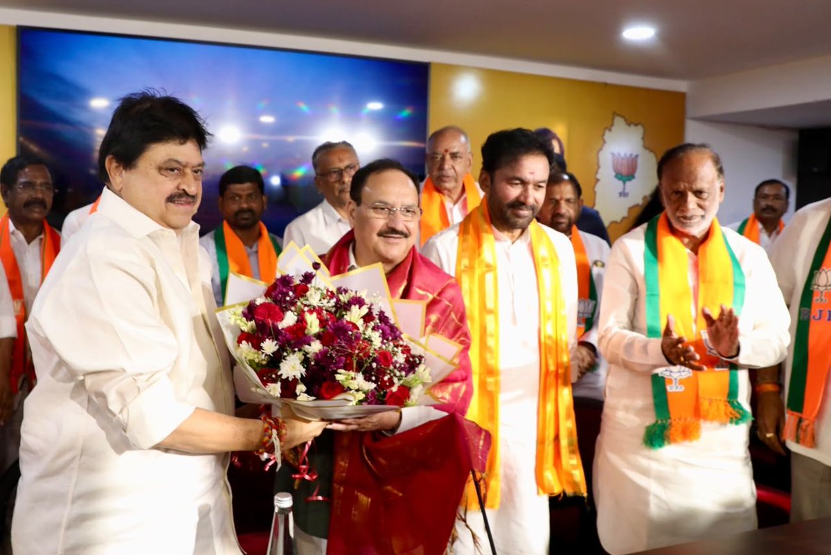 BJP4Telangana's tweet photo. బిజెపి రాష్ట్ర కార్యాలయంలో పార్టీ రాష్ట్ర అధ్యక్షులు శ్రీ @N_RamchanderRao గారి అధ్యక్షతన నిర్వహించిన రాష్ట్ర పదాధికారులు, సీనియర్ నాయకుల సమావేశానికి ముఖ్య అతిథిగా హాజరైన కేంద్ర ఆరోగ్య శాఖ మంత్��ివర్యులు శ్రీ @JPNadda గారు. 

ఈ కార్యక్రమంలో కేంద్ర బొగ్గు మరియు గనుల శాఖ మంత్రివర్యులు శ్రీ @kishanreddybjp గారు, ఓబీసీ మోర్చా జాతీయ అధ్యక్షులు, ఎంపీ శ్రీ @drlaxmanbjp గారు, ఎంపీ శ్రీ @Eatala_Rajender గారు, శాసన సభ, మండలి పక్ష నేతలు శ్రీ @maheshreddy_bjp గారు, శ్రీ ఏవిఎన్ రెడ్డి గారు, జాతీయ కార్యవర్గ సభ్యులు శ్రీ గరికిపాటి మోహనరావు గారు, శ్రీ @ReddySudhakar21 గారు, ఎమ్మెల్యే శ్రీ @Kvr4Kamareddy గారు, ఎమ్మెల్సీలు శ్రీ @MalkaKomaraiah గారు, శ్రీ @AnjiReddy_BJP గారు, మాజీ ఎమ్మెల్యేలు, మాజీ ఎంపీలు, రాష్ట్ర పదాధికారులు, తదితరులు పాల్గొన్నారు.