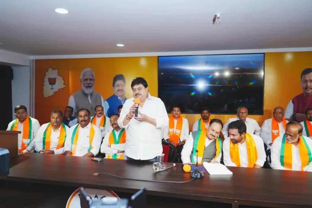 BJP4Telangana's tweet photo. బిజెపి రాష్ట్ర కార్యాలయంలో పార్టీ రాష్ట్ర అధ్యక్షులు శ్రీ @N_RamchanderRao గారి అధ్యక్షతన నిర్వహించిన రాష్ట్ర పదాధికారులు, సీనియర్ నాయకుల సమావేశానికి ముఖ్య అతిథిగా హాజరైన కేంద్ర ఆరోగ్య శాఖ మంత్��ివర్యులు శ్రీ @JPNadda గారు. 

ఈ కార్యక్రమంలో కేంద్ర బొగ్గు మరియు గనుల శాఖ మంత్రివర్యులు శ్రీ @kishanreddybjp గారు, ఓబీసీ మోర్చా జాతీయ అధ్యక్షులు, ఎంపీ శ్రీ @drlaxmanbjp గారు, ఎంపీ శ్రీ @Eatala_Rajender గారు, శాసన సభ, మండలి పక్ష నేతలు శ్రీ @maheshreddy_bjp గారు, శ్రీ ఏవిఎన్ రెడ్డి గారు, జాతీయ కార్యవర్గ సభ్యులు శ్రీ గరికిపాటి మోహనరావు గారు, శ్రీ @ReddySudhakar21 గారు, ఎమ్మెల్యే శ్రీ @Kvr4Kamareddy గారు, ఎమ్మెల్సీలు శ్రీ @MalkaKomaraiah గారు, శ్రీ @AnjiReddy_BJP గారు, మాజీ ఎమ్మెల్యేలు, మాజీ ఎంపీలు, రాష్ట్ర పదాధికారులు, తదితరులు పాల్గొన్నారు.