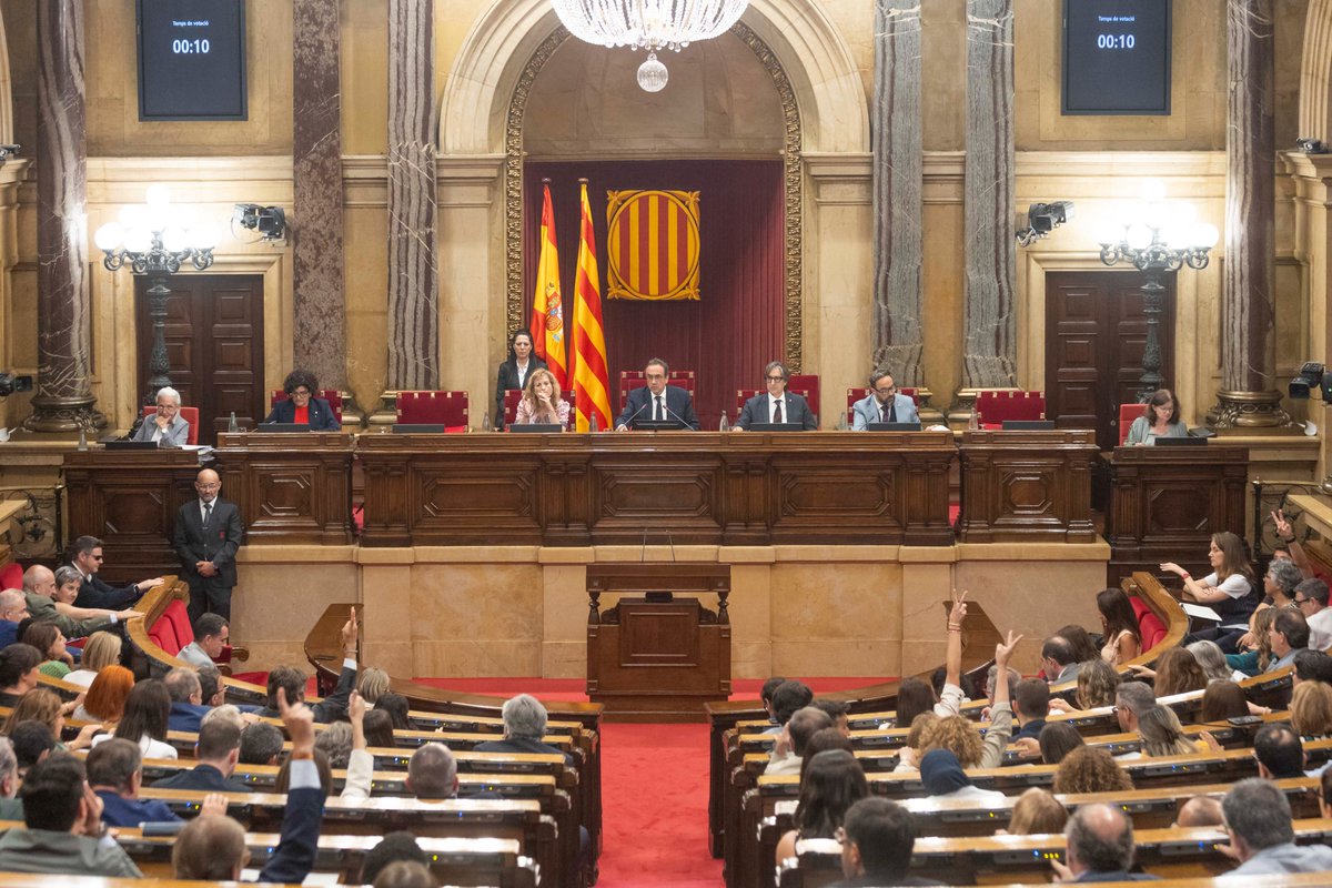 parlamentcat's tweet photo. 🟢Aquesta tarda el Ple ha aprovat una moció dels Comuns sobre la ultradreta violenta: https://t.co/iOutW1GFHQ

També ha rebutjat dues mocions sobre:

🔴 L'assistència sanitària (Vox): https://t.co/Fi0kGAXpgR
🔴 La corrupció (AC): https://t.co/d641w7FH5I https://t.co/MKkJpDHhIY