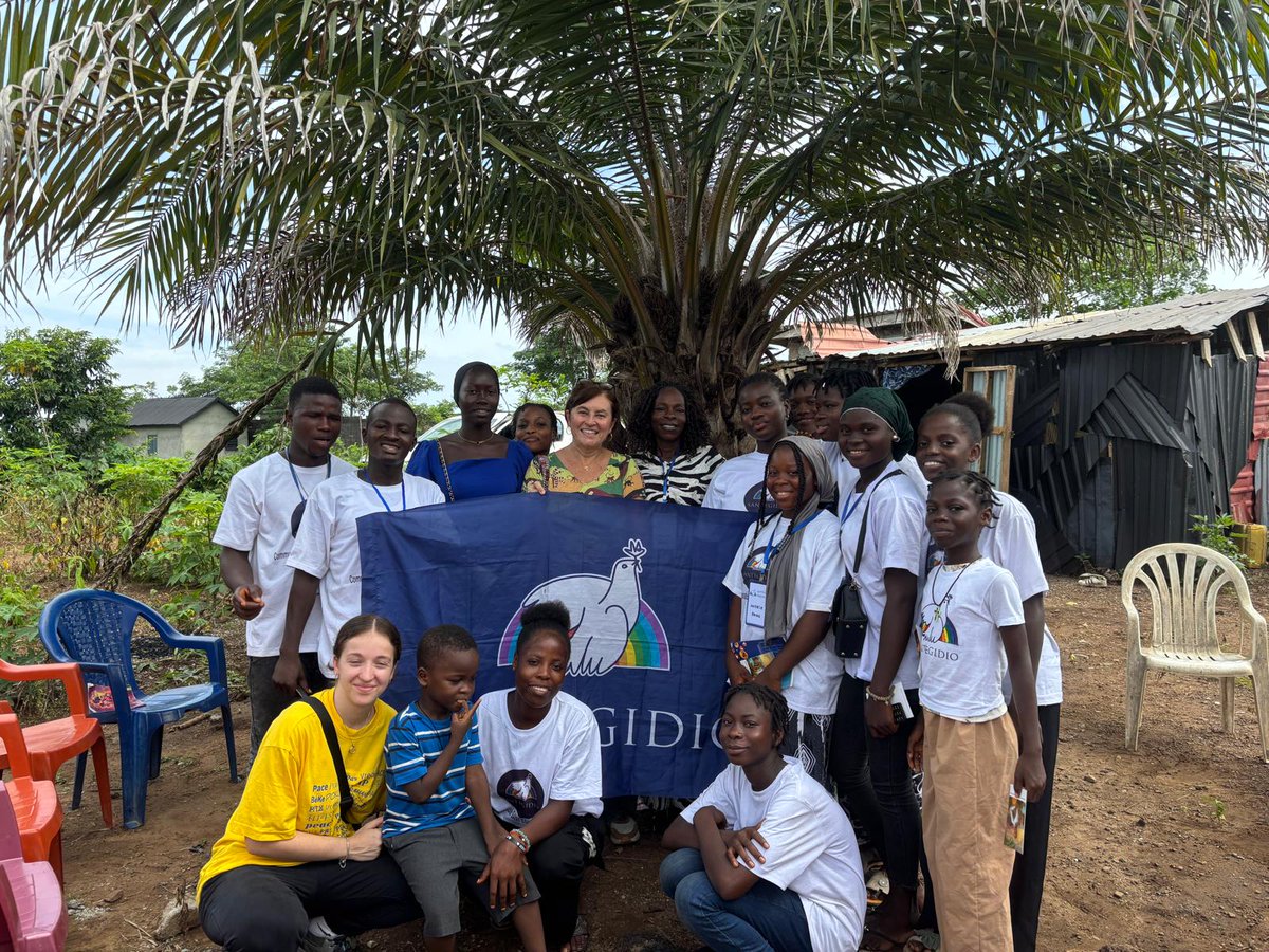 santegidio_ES's tweet photo. Oración en memoria del beato Floribert desde Bawà, periferia de Conakry, con los jóvenes por la paz después recordarlo también con los niños de la Escuela de la Paz. 
@santegidionews 
@jovenesxla_paz https://t.co/Ram4ZH3nYi