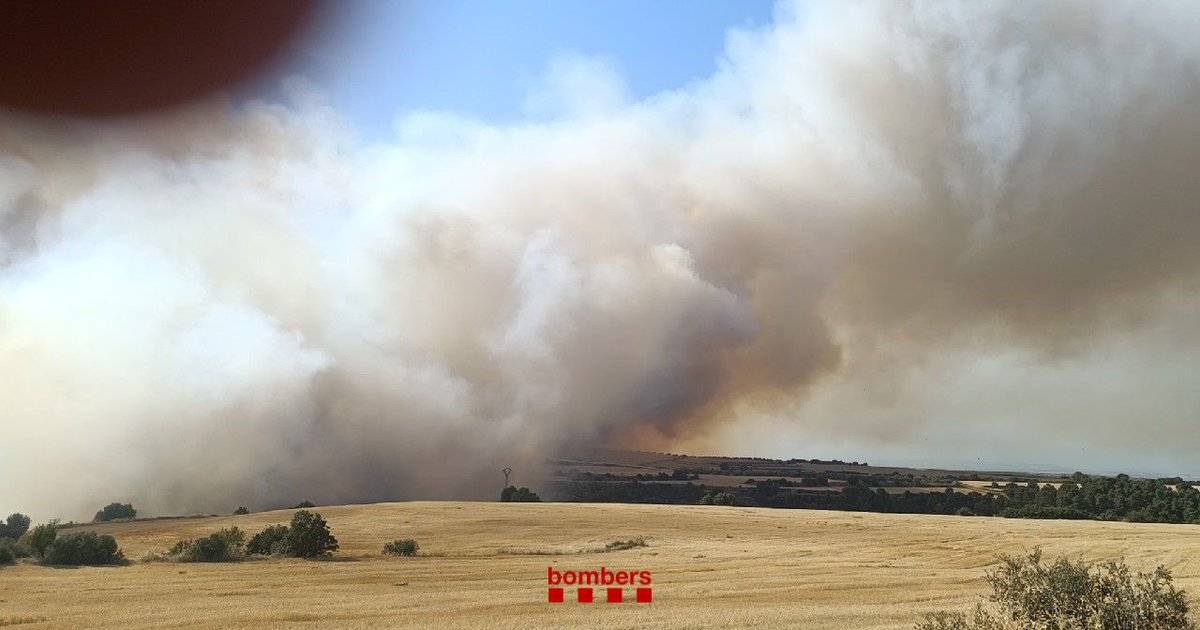 bomberscat's tweet photo. L'#IFGuimerà té capacitat de llençar focus secundaris, ha agafat vegetació forestal i camps de conreu per segar. Demanem el confinament de la vila Mas de Bondia i confirmem amb @mossos el tall de la LV-2101. L'incendi el considerem de nou com a ACTIU

23🚒+4🚁+5✈️
#bomberscat https://t.co/WT1sKrlF6c