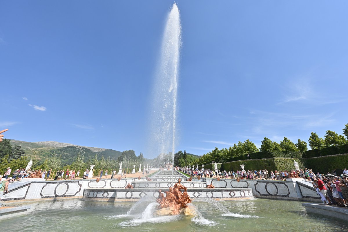 PatrimNacional's tweet photo. ¡El agua vuelve a brotar de la Fuente de La Cascada!⛲

Tras 22 meses de rehabilitación integral, el público ha disfrutado de nuevo del espectáculo más emblemático del Real Sitio de La Granja de San Ildefonso con este encendido extraordinario. https://t.co/27EBn8dSPH