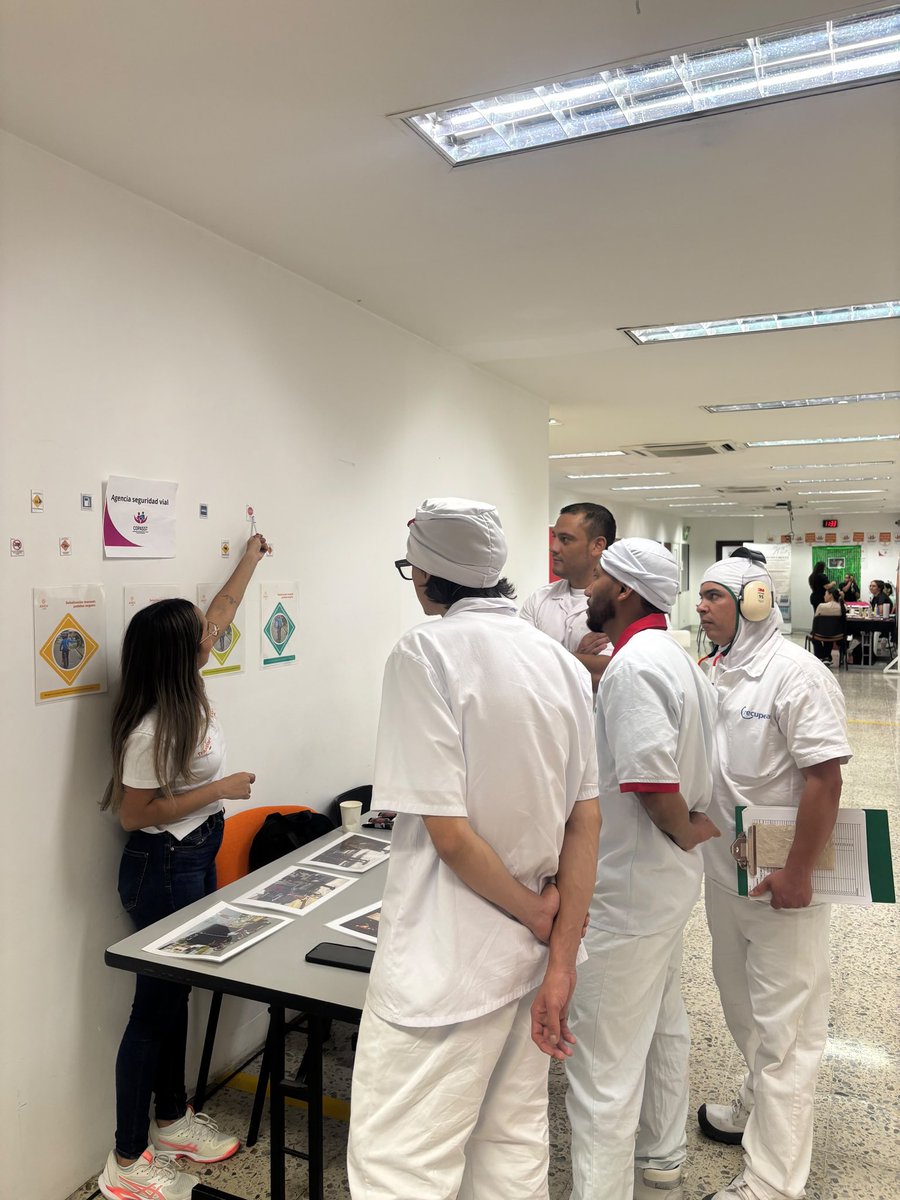 ansvcol's tweet photo. La #ANSV continúa fortaleciendo la cultura de seguridad vial en Medellín. 🚦

En el marco de la Jornada de Salud de la empresa Zenú, realizamos un punto pedagógico dirigido a las y los actores viales, promoviendo la corresponsabilidad en las vías y las buenas prácticas para una movilidad segura.
