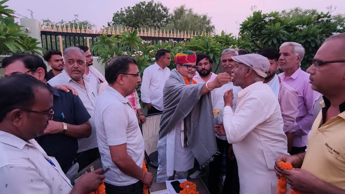 Abhinesh4BJP's tweet photo. दूर दराज के क्षेत्रों से गृह क्षेत्र में स्थानांतरित होकर आए कार्मिकों ने आज रतनगढ़ स्थित आवास पर शिष्टाचार भेंट की। https://t.co/bLoEk0HVpM