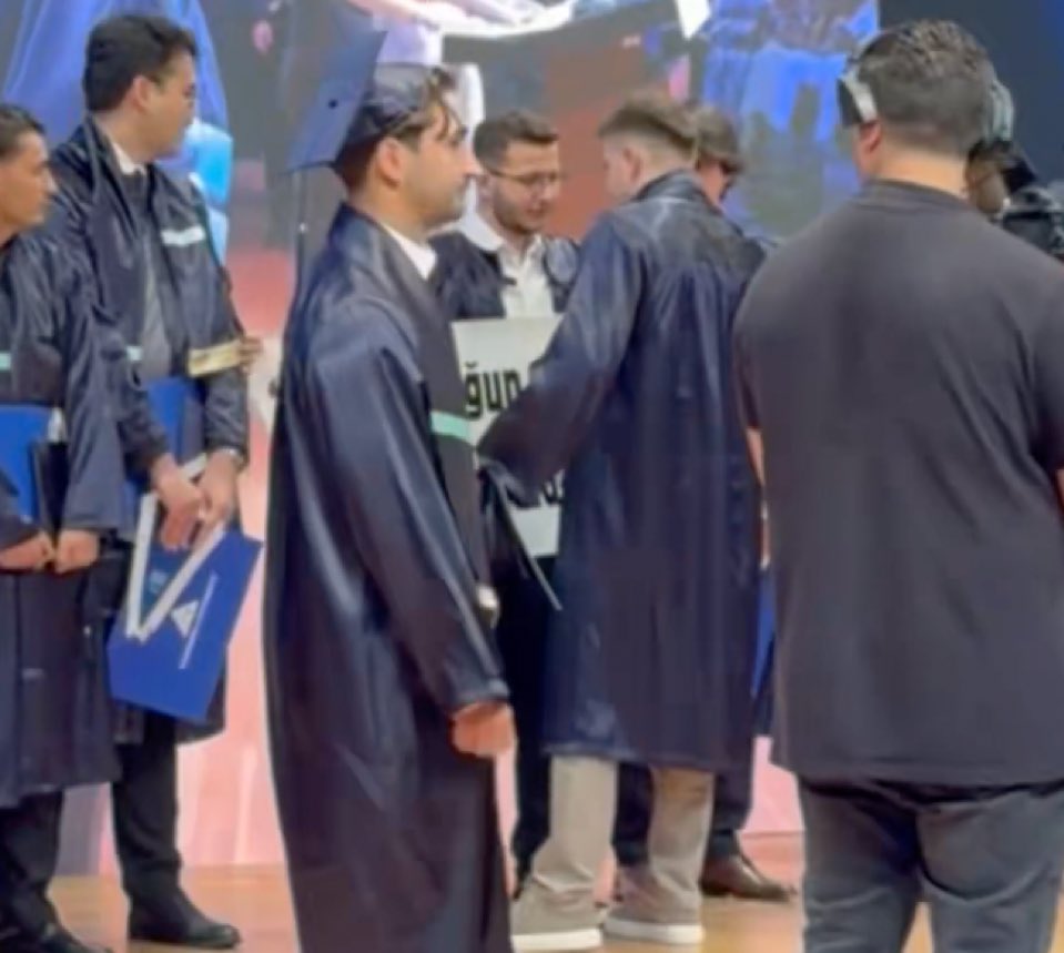 SevenYusa's tweet photo. Ne demişler?

Mey biter sâkî kalır,
Her renk solar hâkî kalır,
Diploma insanın cehlini alsa da;
Hamurunda varsa eş.klik, bâkî kalır.

#Hud112 https://t.co/zcjZNRDpri