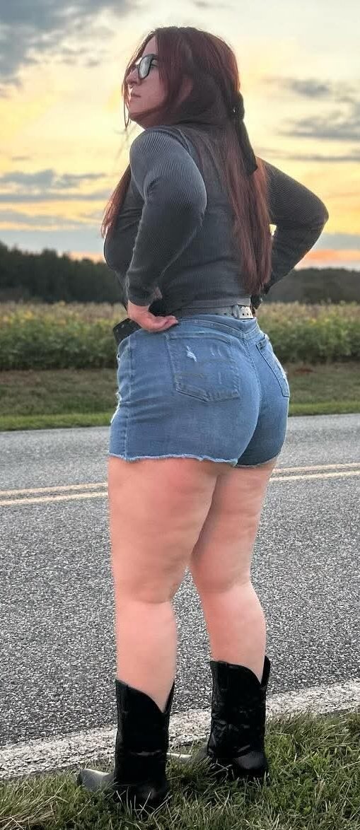 Candidggbc's tweet photo. Smash or pass? She has a bwc husband but can't get enough of the bbc 🤤 I love when her pussy squirts 🤤😘 https://t.co/Y9DU7oQcYm