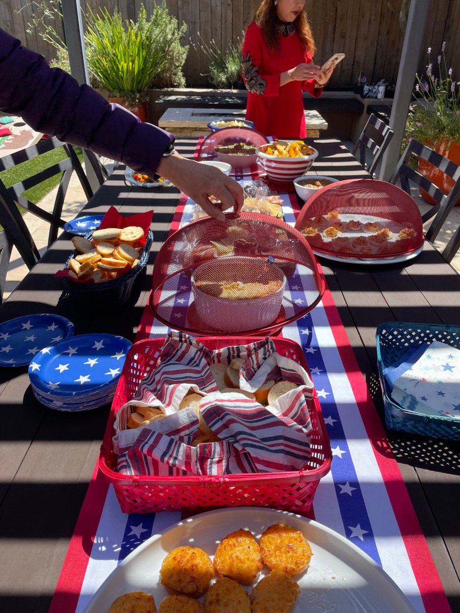 Velmoratie's tweet photo. Nothing beats a picnic filled with homemade food, fresh air, and great company. https://t.co/Vu4hQCVDzH
