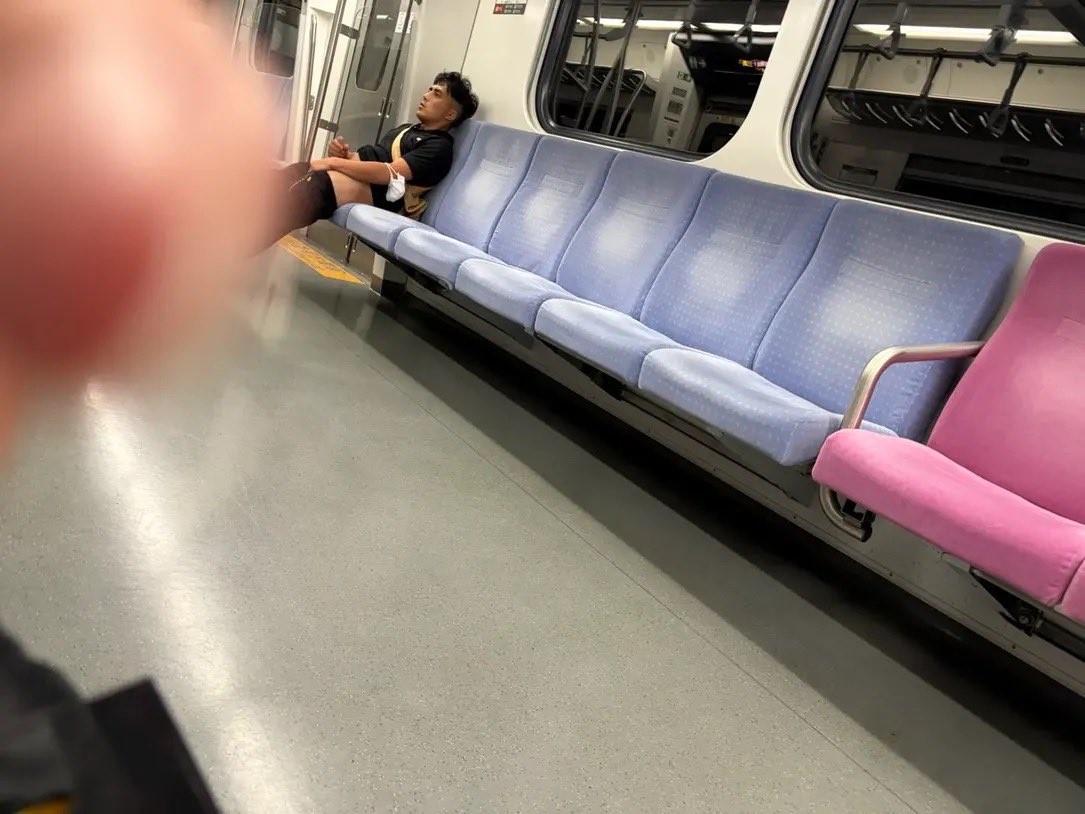 o7mmrw's tweet photo. 電車の中が妙に臭いなと思ったら、
ドアの前に💩があったんですけど電車の中で💩をしたのは誰🥺🥺

興奮した🥺 https://t.co/TjLsflwXjz