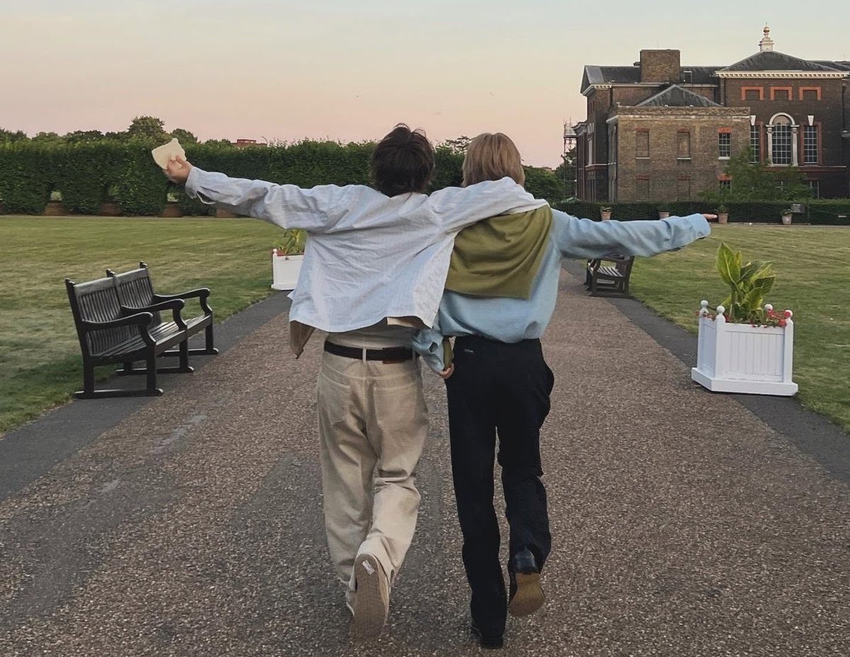 JiminLatinoFB's tweet photo. Jimin también andaba en el 😱 Palacio de Kensington, Londres, Reino Unido 🇬🇧 eso indica que se viene nuevo compilado de fotografías hermosas https://t.co/sAS4eRXVEg