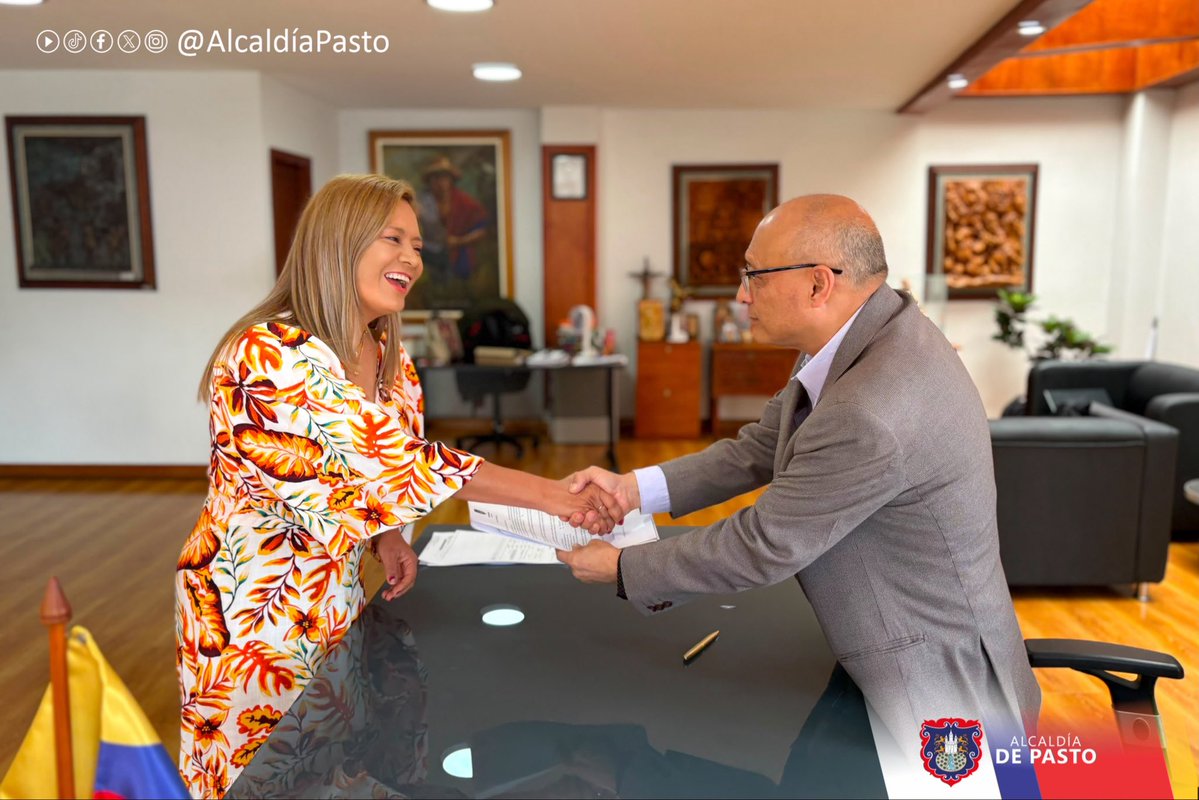 alcaldiapasto's tweet photo. El alcalde @NicolasToro2026 posesionó a María del Pilar Cerón Benavides como nueva secretaria de #Infraestructura de Pasto, quien asume el cargo tras la gestión de la doctora Jessica Ceballos. 
Un nuevo liderazgo para el desarrollo vial y de obras del municipio. https://t.co/bqt317G4GU