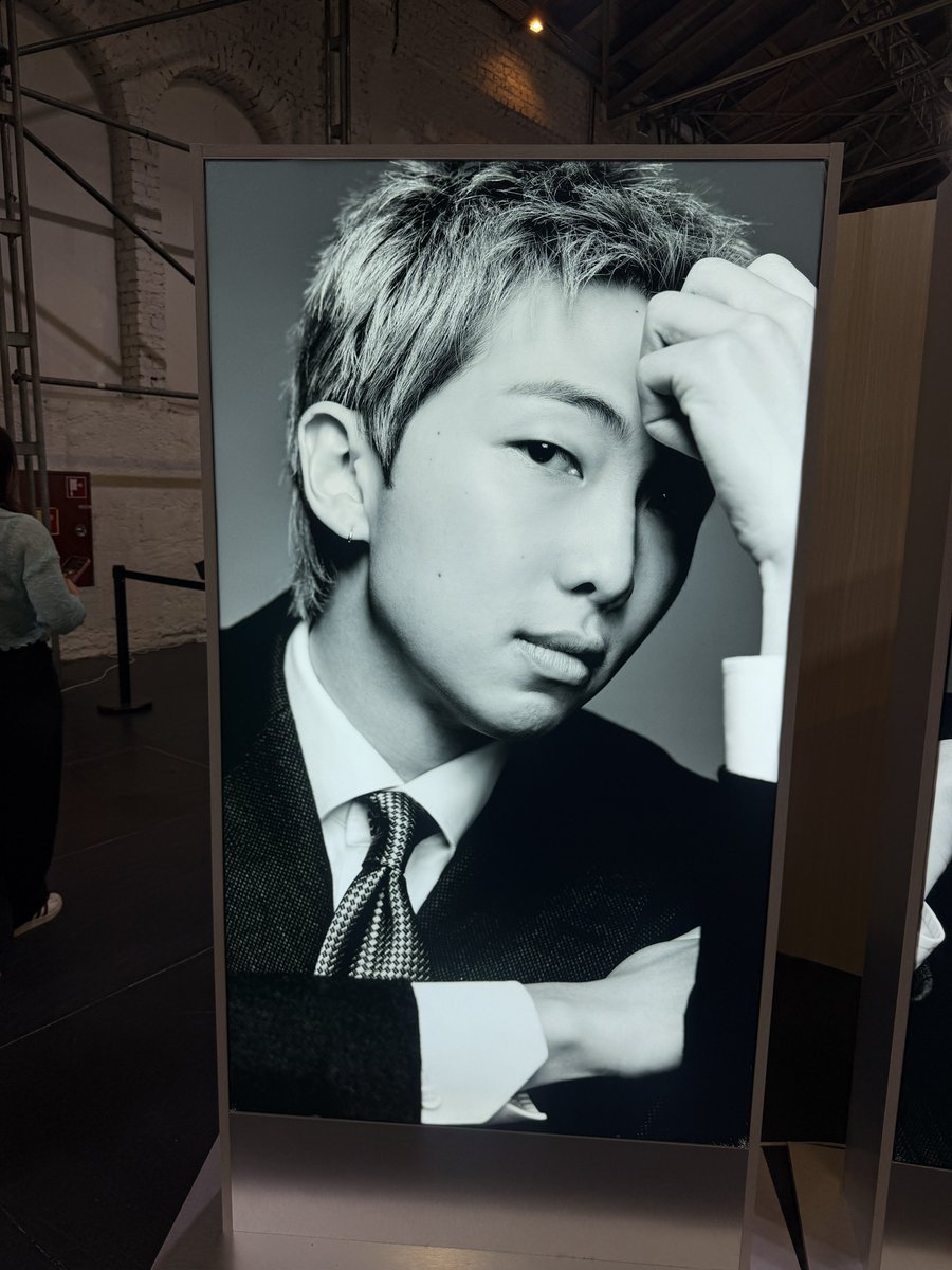 rozhive's tweet photo. #BTS_POPUP 💜 https://t.co/Xg0UBf5ehR