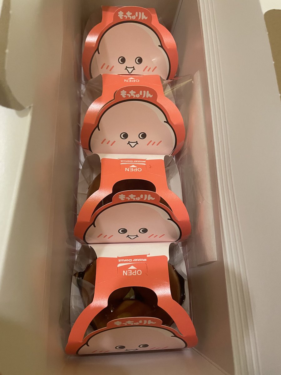 fuichan731's tweet photo. 私の癒しのひとつ、デキる猫は今日も憂鬱最新刊発売日でした。
諭吉と一緒に暮らしたい、大きいもふもふ最高です✨
友達と麻辣湯したり、誕プレもらったり。
唇弱弱の民なのでUV対策大事です。
やっともっちゅりんをゲット、もちゅもちゅでした、うま💕

#デキる猫は今日も憂鬱
#もっちゅりん　#麻辣湯 https://t.co/yJykeqmHSr