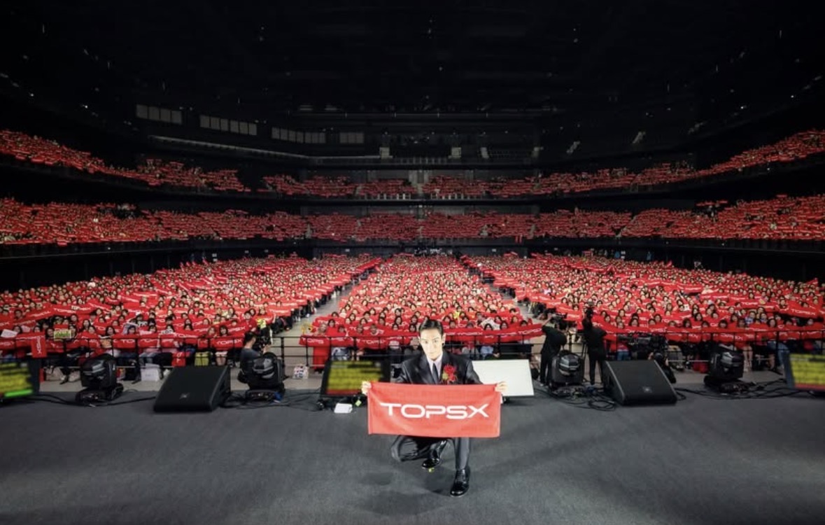 stendhaltap's tweet photo. This makes me very emotional and my heart is full❤️ his first group selfie with fans after so long🥲 our T.o.p https://t.co/PHf17O1LL3