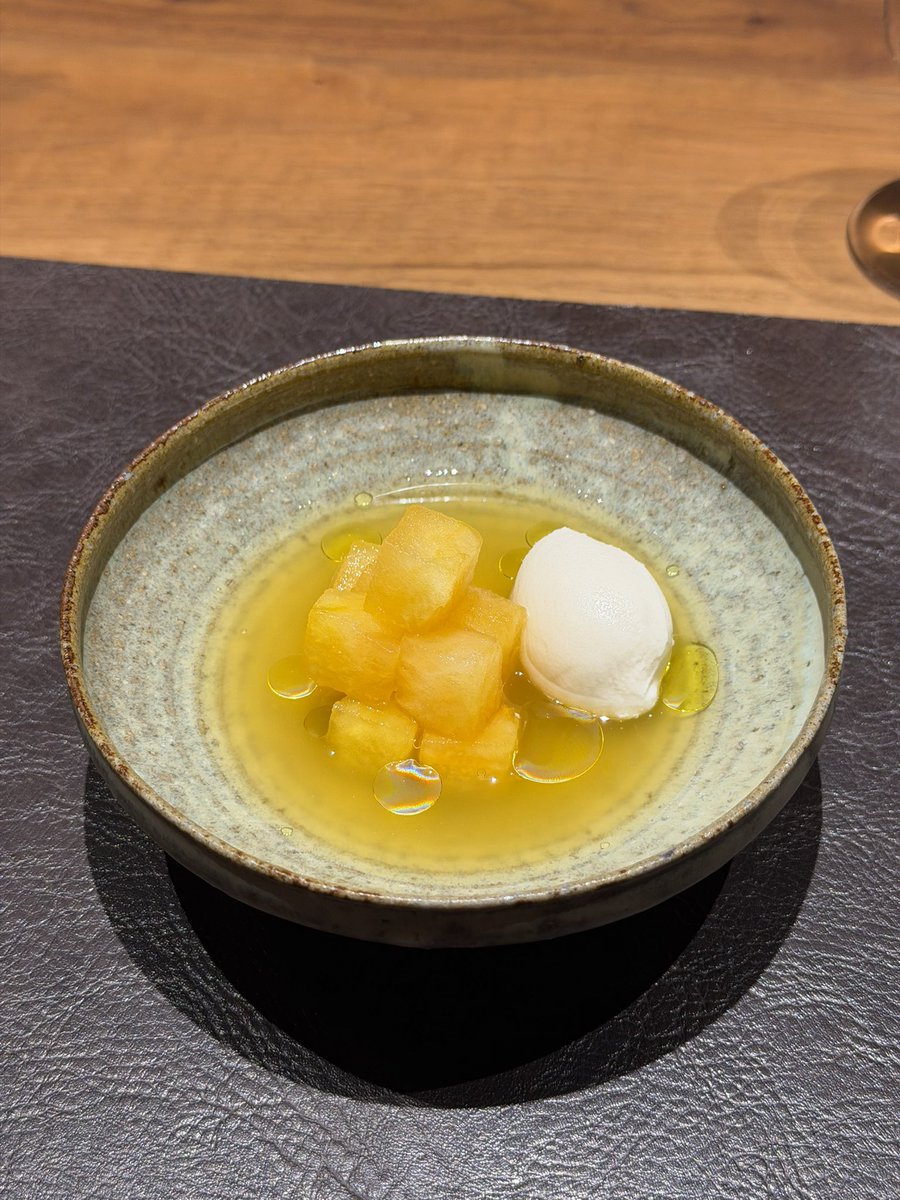 sweetssweets25's tweet photo. 白金 山

桃のコース初日🍑
初めての個室だったんだけど、こちらは和食器がメインだそうで雰囲気が変わって素敵だった✨
人生で1番美味しいスイカに、桃もたくさん食べれて幸だった💞 https://t.co/9Ri1ZfYdZO